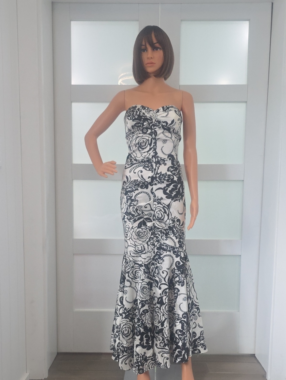Xscape Elegant Strapless Black & White Floral Mermaid Evening Gown size 4
